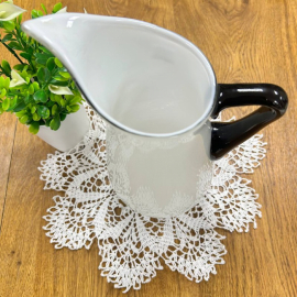 Кувшин из молочного секла с цветного прилепной ручкой черного цвета. Винтаж. Картинка 2